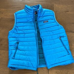 Men’s Patagonia Down blue puffer vest like new condition. zippered pockets.